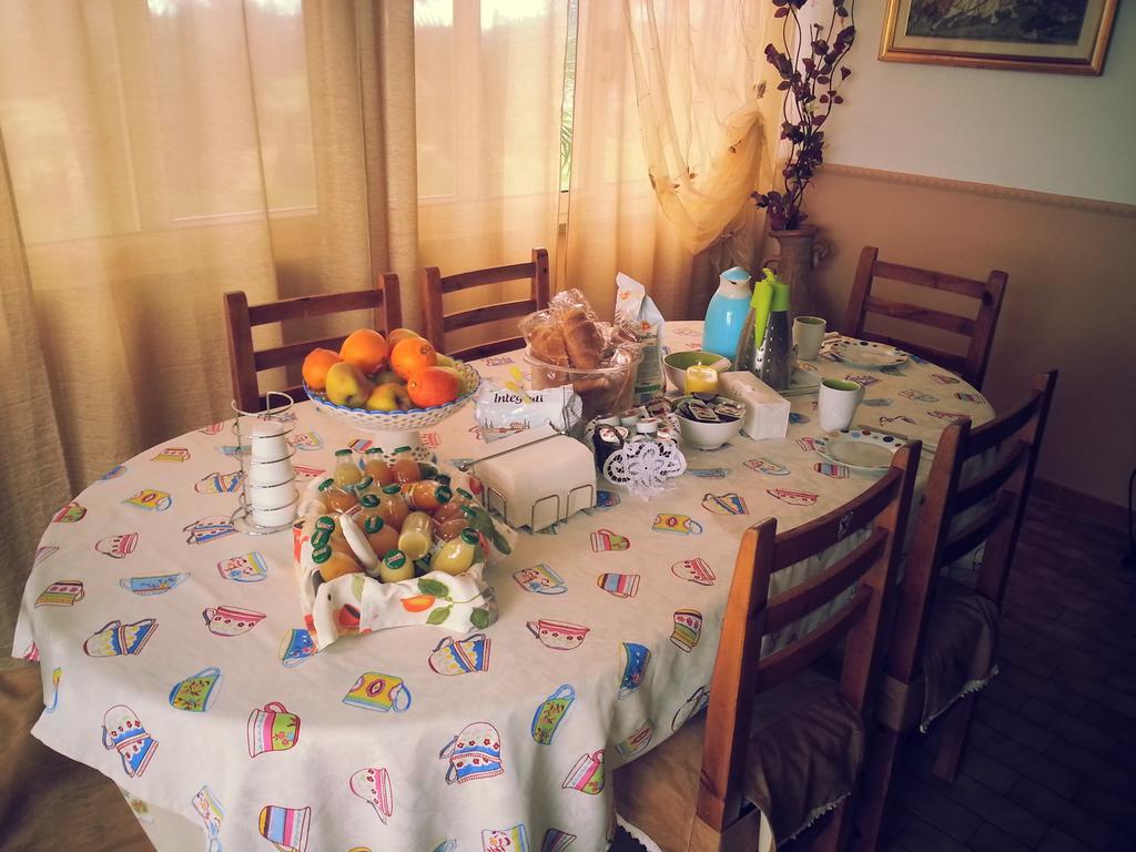 La Finestra Sul Cortile Bed and Breakfast Pomezia Exteriör bild